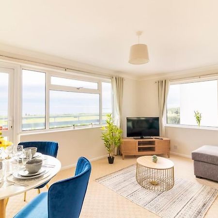 Incredible Sea View 2 Bedroom Beach Apartment Bournemouth Bagian luar foto