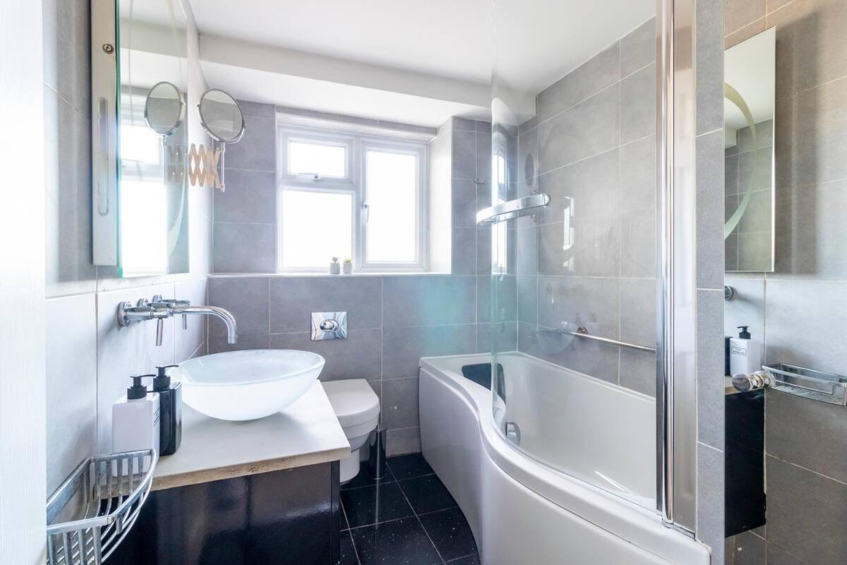Incredible Sea View 2 Bedroom Beach Apartment Bournemouth Bagian luar foto